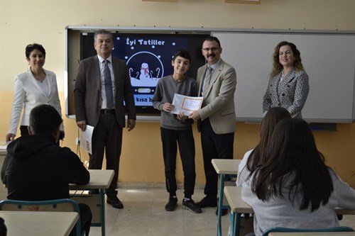 Kaymakamımız Sayın Ali Ekber ATEŞ, Atça Şehit Mutlu Uçar Anadolu Lisesi ve Zafer Ortaokulu öğrencilerinin karne heyecanına ortak oldu.